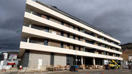 Unidad de ejecución UE-21, entre la avenida Yerri y Zumalacárregui, con uno de los bloques en construcción de las promociones de Estella Boulevard.