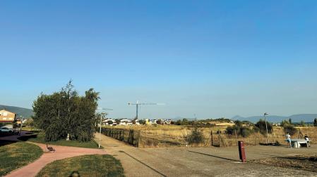 Vista de archivo del terreno recalificado inicialmente, junto a un parque