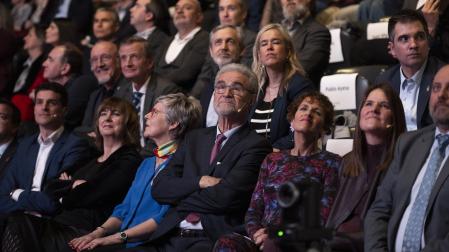 En el centro de la imagen, José María Zabala y su esposa, Lia Versteeg, rodeados del público que ha asistido al acto del 40º aniversario de Zabala Innovation