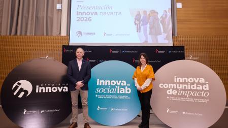 José Ángel Andrés, presidente de Fundación Caja Navarra, e Izaskun Azcona, delegada territorial de Fundación la Caixa en Navarra, este miércoles en Civican