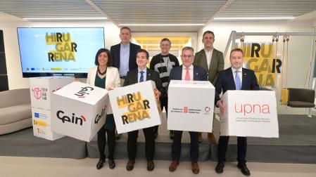 De izda a dcha y de arriba abajo: Jon Narvalaz, CEO de iAR; Teresa Osés, gerente de Bobinados Osés; Jon Angulo, CEO de Hidro Rubber; Uxue Itoiz, el consejero Irujo, el consejero García y el rector Gonzalo. .