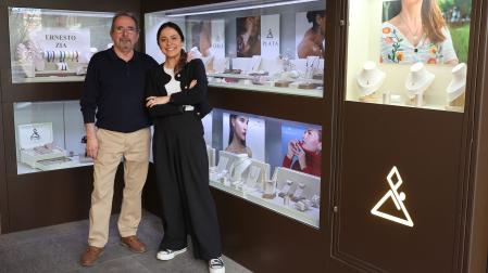 Ernesto y Alejandra Zia, padre e hija, posan junto al escaparate de su joyería, en la calle Pio XII de Pamplona