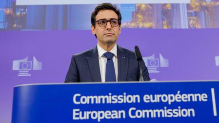 El vicepresidente ejecutivo de la Comisión Europea para la Prosperidad y la Estrategia Industrial, Stéphane Séjourne, durante la conferencia de prensa tras la reunión del Colegio de Comisarios