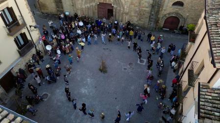 Danzas carnavalescas con el programa ‘ArgiUrdin’ en la plaza frente a la iglesia de Santiago de Sangüesa