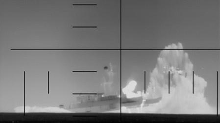 Fotografía tomada de la cuenta oficial en X del Departamento de Guerra de los Estados Unidos donde se muestra el hundimiento de un buque de guerra iraní por parte de un submarino estadounidense