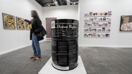 La obra 'Petróleo', de Eugenio Merino, en el stand de la galería ADN