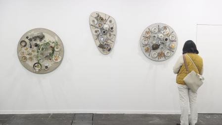 Una mujer observa las obras de Daniel Espoerris, de la Galeria Levit, expuestas en Arco