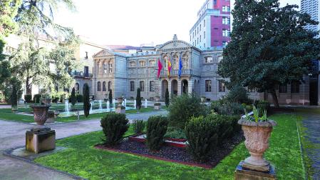 Los jardines de la Diputación y el antiguo Archivo General, ahora utilizado como oficinas