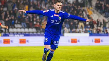 Asier Córdoba con la camiseta del Miedź Legnica