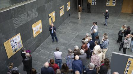 Un centenar de personas asistieron a la inauguración de la exposición, tras la que su autor, Manuel Martorell, ofreció una visita guiada