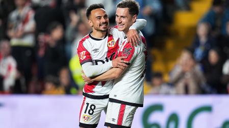 Los goleadores del encuentro, Alvaro Garcia (izda.) y Jorge De Frutos (dcha,) celebran el tanto del primero que colocaba el 3-0 en el luminoos