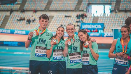 Txemari Berrueta, segundo por la derecha, junto con sus compañeros y la medalla de plata