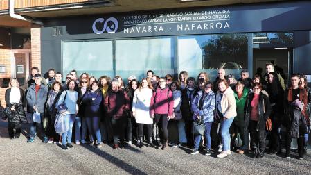 Lectura del comunicado de los trabajadores sociales en enero de 2025 en su Colegio Oficial