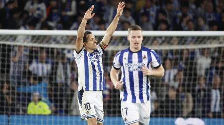 Mikel Oyarzabal dedica su tanto desde los once metros