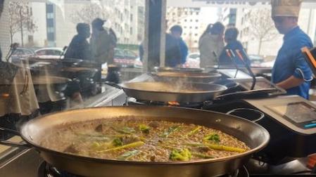 Inauguración del Arroz de la Tomasa, con las paellas a pleno rendimiento, en el barrio de Lezkairu de Pamplona