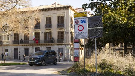 Un vehículo sale de la calle San Antón, de una de las zonas de paso restringidas