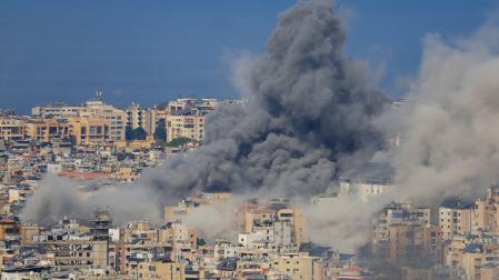 Ataque aéreo de aviones de guerra israelíes contra un edificio en los suburbios del sur de Beirut