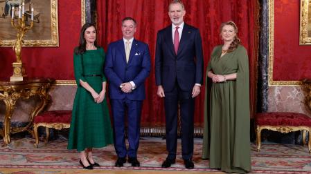 Los reyes, Felipe y Letizia, y los grandes duques de Luxemburgo Guillermo V y Stéphanie Marie, posan antes del almuerzo celebrado en el Palacio Real con la participación del Gobierno y las principales autoridades institucionales