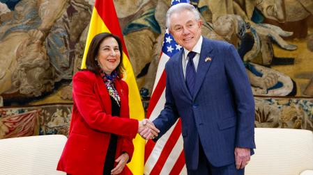 La ministra de Defensa de España, Margarita Robles, estrechan la mano del embajador de Estados Unidos en España, Benjamín León, durante su reunión en Madrid este jueves