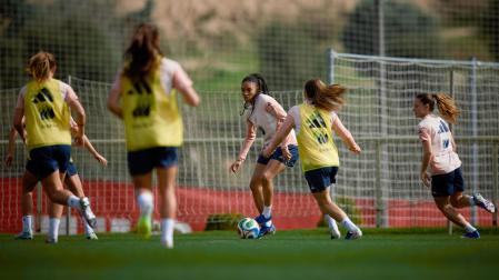 La delantera de la selección española de fútbol Salma Paralluelo durante el entrenamiento de este miércoles, en Las Rozas.