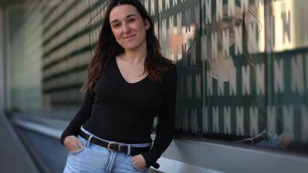 Profesora de Periodismo en la Universidad de Navarra, ha sido coautora en otros libros y 'Antes de los treinta' es su primera novela