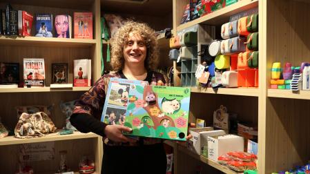 Edurne Garde Ongay, tafallesa de 44 años, en su comercio de Barasoain