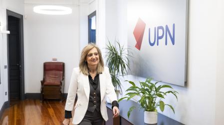 La presidenta de UPN, Cristina Ibarrola, se dirige a la rueda de prensa que ha ofrecido este viernes en la sede de su partido