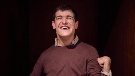 Juan Encío Avello, donostiarra de 26 años, con parálisis cerebral y autor del libro 'Desde el dolor a ti grito'