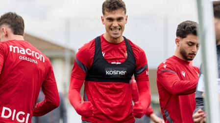 Gesto expresivo de Lucas Torró en un momento del entrenamiento de este viernes en Tajonar.