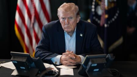 El presidente Donald Trump durante una reunión con sus asesores después de lanzar la Operación Furia Épica contra Irán