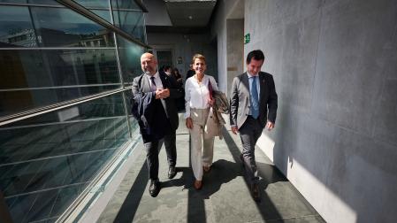 La presidenta María Chivite, en el Parlamento foral junto a los consejeros José Luis Arasti y Mikel Irujo