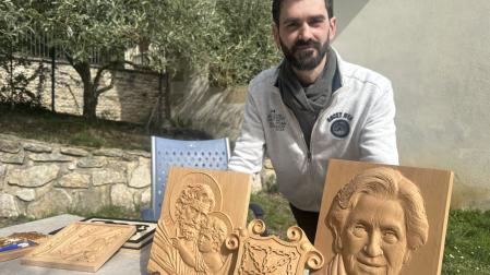 Llorenc Brustenga Vila, en su domicilio de Arizaleta con una muestra de sus trabajos.