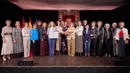 Parte de las socias de El Cambio tras recoger el Premio Berdinna ayer en Murillo el Fruto