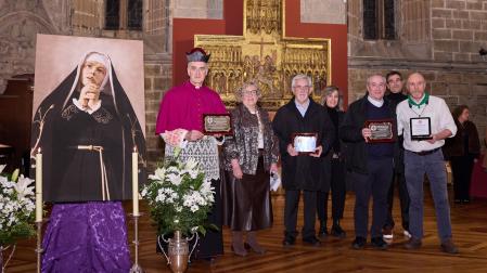 Entrega de placas durante el acto de las Hermanas de la Soledad en el refectorio de la Catedral