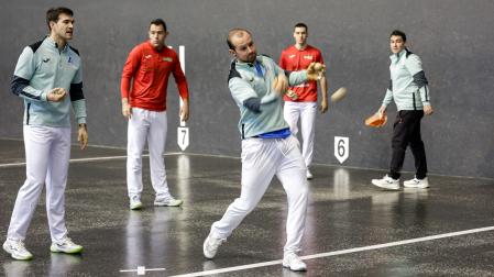 Elordi golpea a una pelota en presencia de Zabaleta, Jaka e Iztueta.