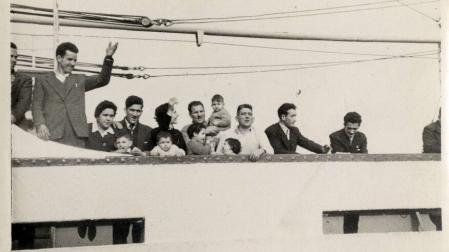 Familiares de los Íñigo y Clori Moreno despidiéndose en el barco Monte Udala al emprender viaje