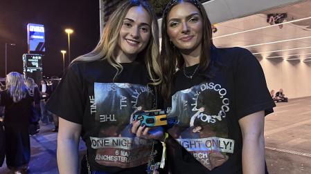 Dos aficionadas del cantante posan al final del concierto de Harry Styles en el Co-Op Live de Mánchester