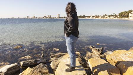Clara Robe observa el Mar Menor