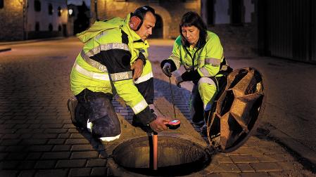 Dos trabajadores del Centro de Mantenimiento de Redes e Instalaciones de la MCP con un equipo localizador de fugas de agua