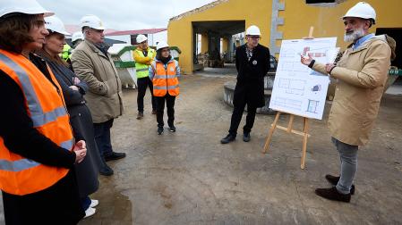 Los técnicos explican a las autoridades las obra de rehabilitación durante la visita oficial