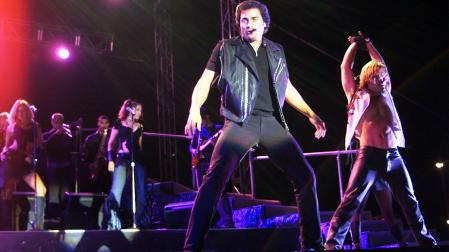 El cantante puertorriqueño Chayanne, durante su espectáculo en el parking de E.Leclerc