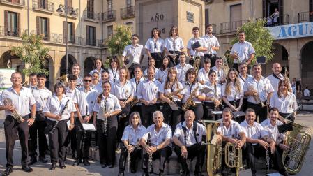 Gran parte de los componentes actuales de la banda durante las pasadas fiestas patronales de Tafalla