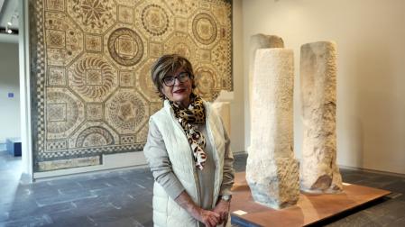 Carmen Jusué, en una de las salas del Museo de Navarra dedicadas a la historia de Navarra en época romana.