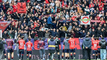 La plantilla estuvo en el fondo de Graderío Sur un rato después del partido