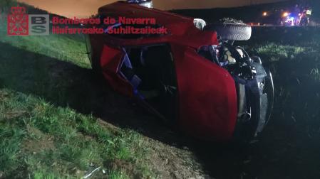 El coche se ha salido de la vía y ha acabado volcado