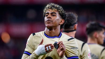 Lamine se señala el escudo tras anotar el gol de la victoria del Barcelona en San Mamés