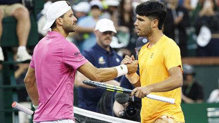 Carlos Alcaraz saluda al búlgaro Grigor Dimitrov of Bulgaria (L) at the net after Alcaraz defeated Dimitrov during the men’s singles match on day tras vencer en su debut en Indian Wells