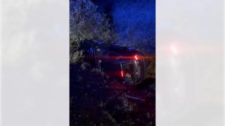 El automóvil accidentado tras salirse de la calzada y volcar
