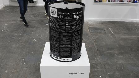 Obra "Barril de derechos humanos", de Eugenio Merino, en la Feria Internacional de Arte Contemporáneo ARCO 2026.