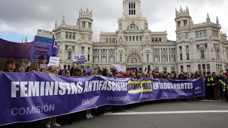 La manifestación convocada por la Comisión 8M con motivo del Día de la Mujer, con el lema "Amigas, al fascismo lo paramos las feministas" a su llegada a Cibeles, en Madrid
